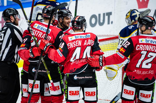 Malmö Redhawks Linus Cronholm jublar med lagkamrater