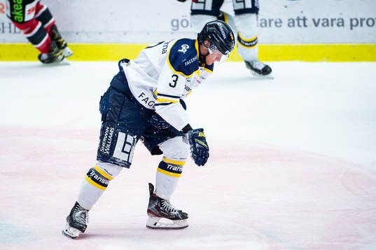 s Daniel Bertov lämnar planen skadad