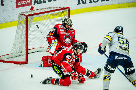 s Fredrik Forsberg mot Malmö Redhawks målvakt Oscar