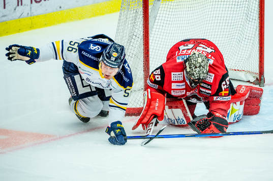s Fredrik Forsberg mot Malmö Redhawks målvakt Oscar