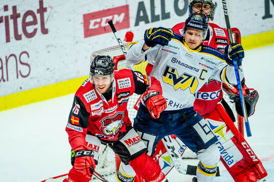 Malmö Redhawks Matias Lassen och målvakt Oscar Alsenfelt