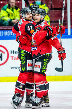 Malmö Redhawks Adam Johnson jublar