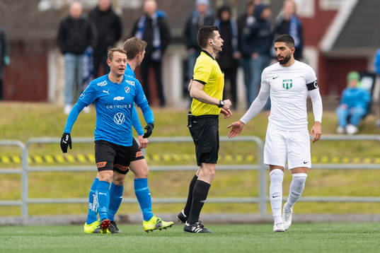Halmstads Joel Allansson, domare Enzo Vesprini och