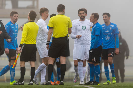 Spelarna tackar domaren
