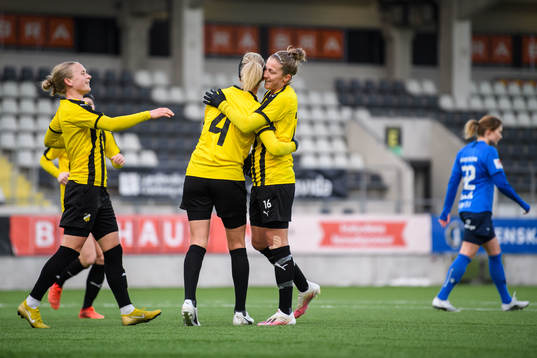 Häckens Filippa Curmark jublar med Emma Kullberg