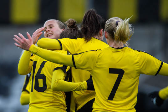 Häckens Filippa Curmark och Filippa Angeldal jublar
