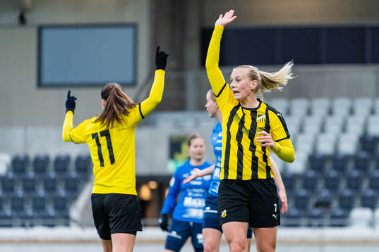 Häckens Stina Blackstenius reagerar