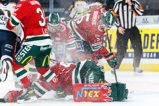 Frölundas målvakt Niklas Rubin med en räddning