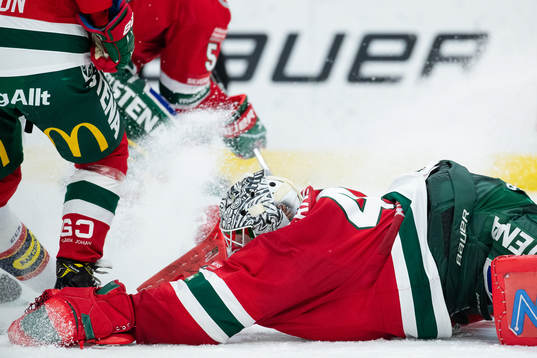 Frölundas målvakt Niklas Rubin slänger sig över pucken