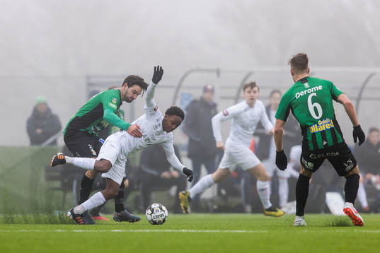 Varbergs Gideon Mensah och Örgrytes Aydarus Abukar
