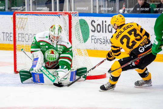 Skellefteås Jacob Andersson oroar framför Rögles