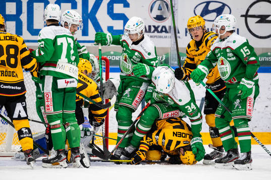 Skellefteås Oscar Möller trycks ned av Rögles Adam