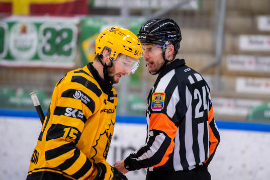 Skellefteås Melker Karlsson i diskussion med Domare Johan