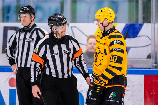 Domare Johan Magnusson i samspråk med Skellefteås Joakim