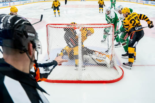 Rögles Olli Palola har gjort 1-1(ej Bild)