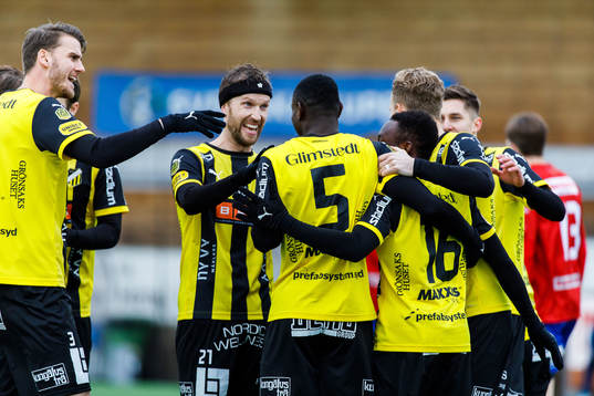 Häckens Godswill Ekpolo jublar med lagkamrater