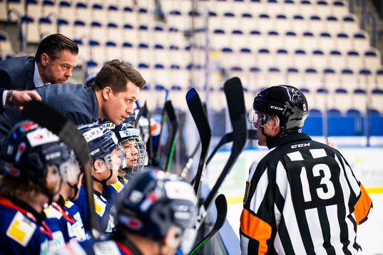 Växjös tränare Sam Hallam samtalar med Domare Morgan