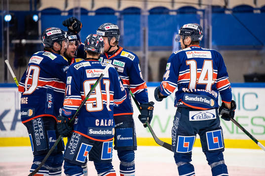 Växjös Joel Persson jublar med lagkamrater