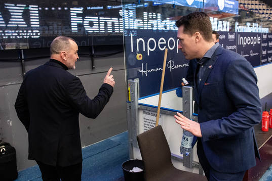 Luleås tränare Thomas Berglund i en diskussion med