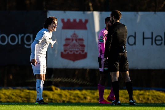 Helsingborgs Brandur Hendriksson Olsen reagerar mot domare