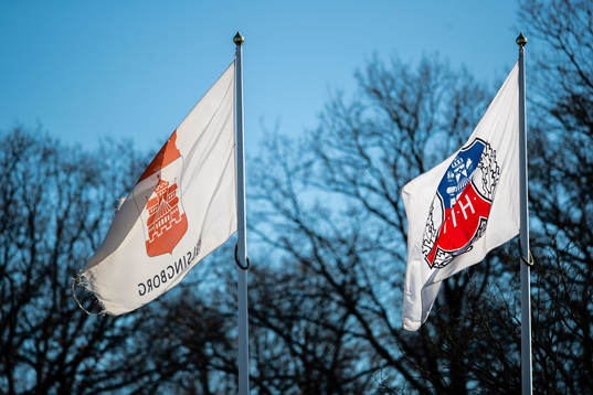 Flaggor med Helsingborgs kommun emblem och Helsingborgs IFs