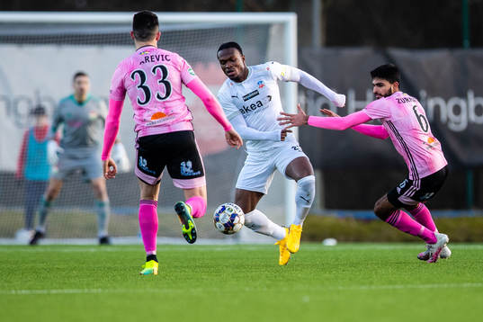 Helsingborgs Noel Mbo och Dalkurds Suleman Zurmati i duell