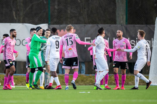 Helsingborgs målvakt Anders Lindegaard försöker lugna