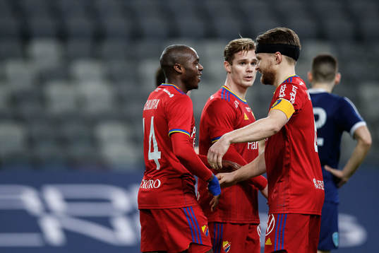 Djurgårdens Edward Chilufya jublar med Jacob Une Larsson