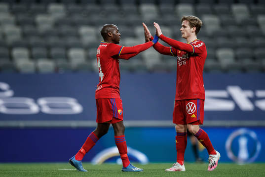 Djurgårdens Edward Chilufya jublar med Hampus Finndell