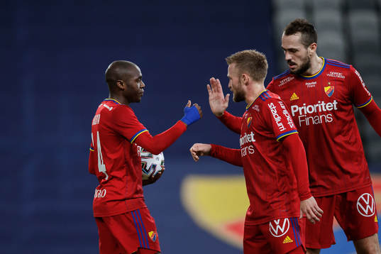 Djurgårdens Edward Chilufya jublar med Nicklas Bärkroth