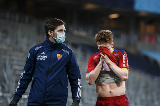 Djurgårdens Aslak Witry får hjälp av planen