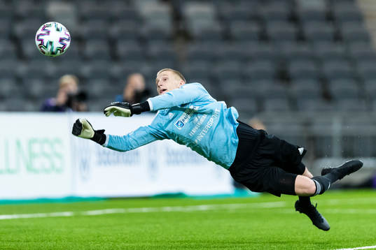 Umeås målvakt Albin Svensson med en räddning