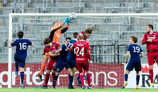 Djurgårdens målvakt Aleksandr Vasyutin med en utboxning