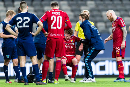 Djurgårdens Aslak Witry med omlindad ljumske får hjälp