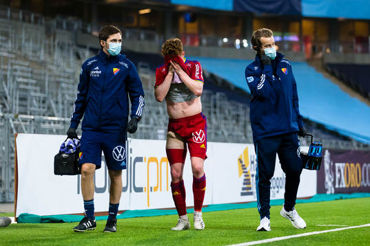 Djurgårdens Aslak Witry går av planen med lindat ben