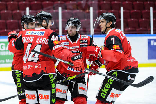 Malmö Redhawks Jesper Jensen Aabo jublar med lagkamrater