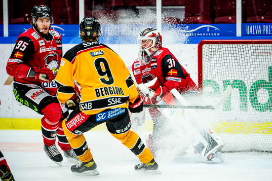 Luleås Victor Berglund mot Malmö Redhawks målvakt Lars