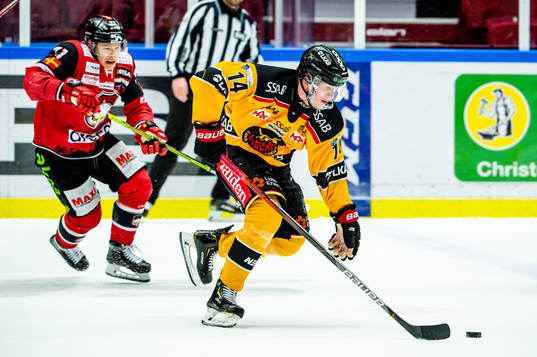 Luleås Jonas Berglund mot Malmö Redhawks Jan-Mikael