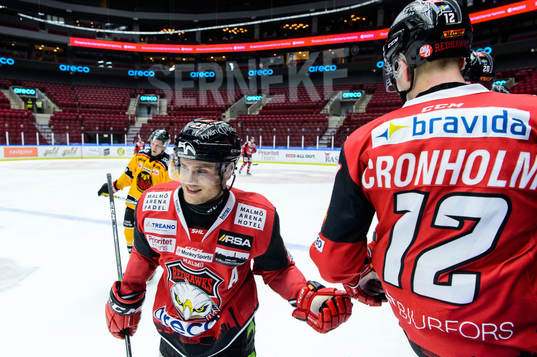 Malmö Redhawks Christoffer Forsberg jublar med lagkamrater