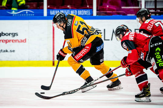 Luleås Filip Hållander på väg att göra mål