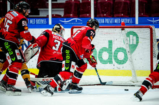 Malmö Redhawks Jan-Mikael Järvinen räddar pucken på