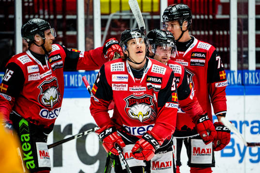 Malmö Redhawks Emil Sylvegård jublar med lagkamraterna