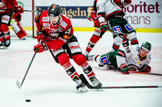 Malmö Redhawks Eric Engstrand kör ifrån Frölundas Simon