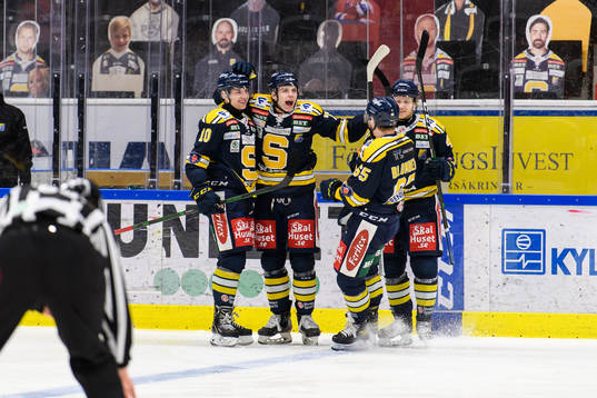 Södertäljes Sam Bitten jublar med lagkamrater