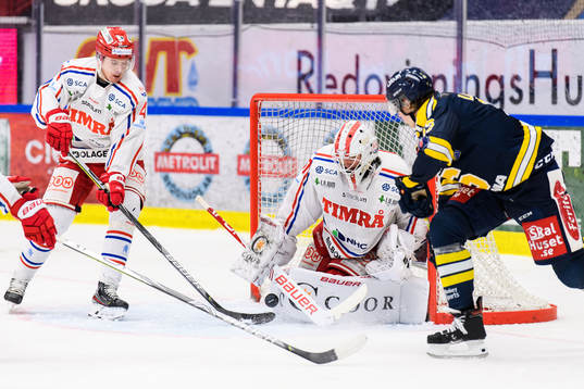 Timrås målvakt Jacob Johansson och Södertäljes Måns