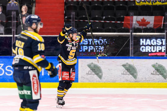 Södertäljes Christopher Bengtsson jublar