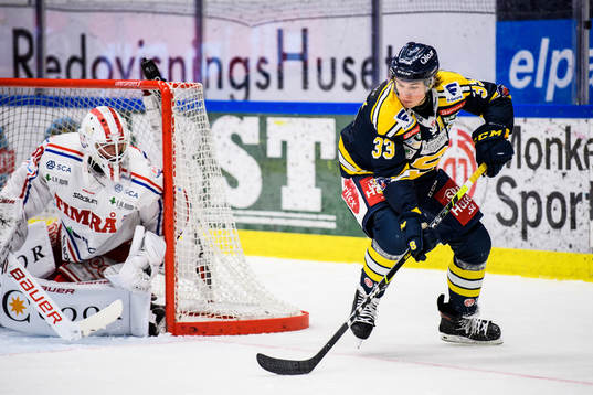 Timrås målvakt Jacob Johansson och Södertäljes Måns