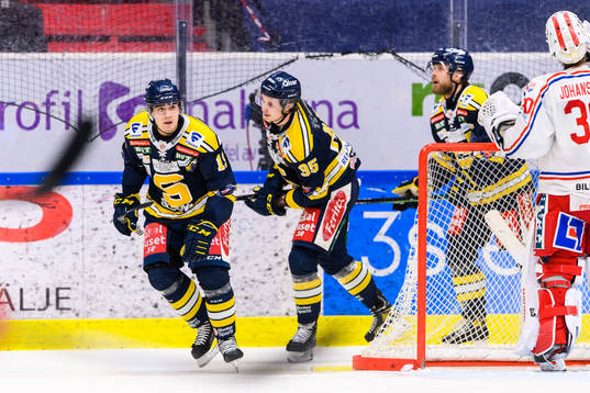 Södertäljes Lucas Carlsson jublar