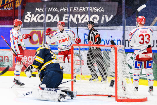 Timrås Jens Lööke jublar med lagkamrater