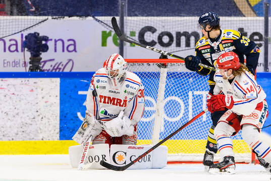 Timrås målvakt Jacob Johansson med en räddning